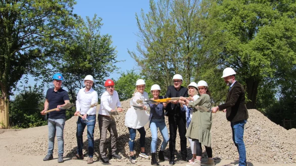 Stechen zu: Klaus Hagemann (von links, Baugesellschaft Twelmeier), Karl Wessel (Stadtplanung und Bauen Lemgo), Bauunternehmer Nils Twelmeier, Juliane Ga&szlig;mann (Stadt Lemgo), Daria Karuzys (Architektin, Stadt Lemgo), B&uuml;rgermeister Markus Baier, Sigrun D&uuml;e (Abteilungsleitung Kita), Melanie Kiese (Familienzentrum Dewitzstra&szlig;e) und Frank Limpke (Beigeordneter Lemgo). - &copy; Kyrill von Matuschka