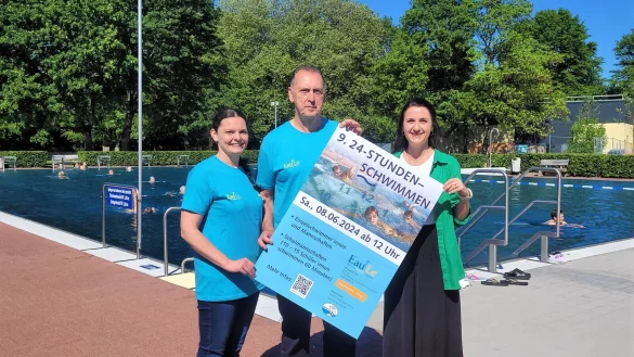 Christina Kiefner (Eau-Le), Manfred Krumsiek (DLRG) und Maren Staczan (Stadtwerke Lemgo) laden zum 24 Stunden-Schwimmen ins Eau-Le ein. - © Katrin Kantelberg