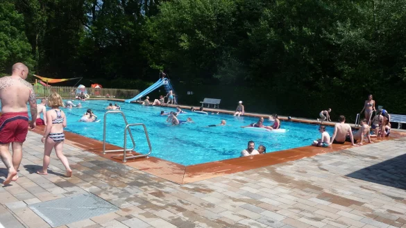 Die Heizung l&auml;uft. Das Wasser Kirchheider Freibad wird jetzt peu &agrave; peu erw&auml;rmt. - &copy; Freibadverein Kirchheide/Archivfoto