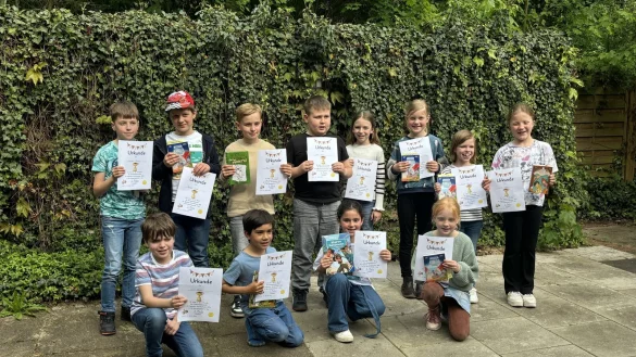 Stolze Urkundenbesitzer: Grundschulkinder aus Ostlippe werden f&uuml;r ihre Teilnahme am Vorlesewettbewerb ausgezeichnet. - &copy; Grundschule Rischenau
