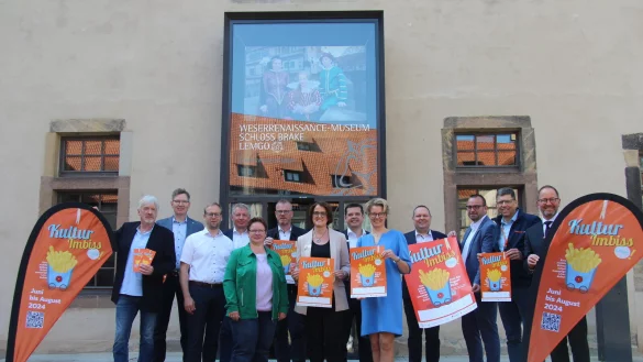 Die Organisatoren freuen sich &uuml;ber die verschiedenen K&uuml;nstler. - &copy; Kyrill von Matuschka