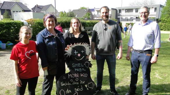 Sie wollen den Kindern des Ortsteiles etwas bieten: (Von links) Denise Rohrbeck-Kinder, Susanne Sonder, Ana-Cathrin Wolff, Rainer Kle&szlig;mann und Knut Hallmann. - &copy; Hajo G&auml;rtner