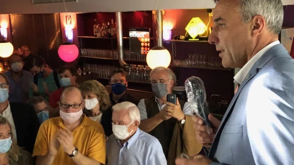 Sonntag, 13. September 2020, gegen 21.30 Uhr: Der Moment, in dem Bald-B&uuml;rgermeister Dirk Tolkemitt vor Parteifreunden in der Diskothek Glashaus seinen Sieg verk&uuml;ndet und sich f&uuml;r die Unterst&uuml;tzung bedankt. - &copy; Thomas Reineke