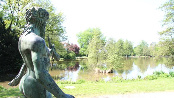 Der See im historischen Kurpark Bad Meinberg muss entschlammt werden. Im Zuge dessen sollen auch Teile des Uferbereichs neu gestaltet werden - &copy; Dieter Asbrock