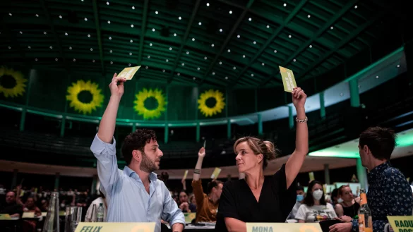 Felix Banaszak, Landesparteichef, und Mona Neubaur, Landesparteichefin, stimmen in Bielefeld &uuml;ber den Koalitionsvertrag ab. - &copy; Fabian Strauch