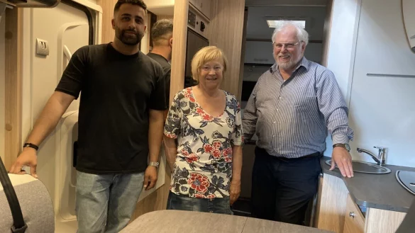 Petros Loukas, Sybille Nellessen, Klaus Nellessen (v. l.) bei der &Uuml;bergabe eines Miet-Wohnmobils. - &copy; Matthias Bungeroth