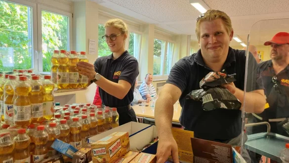 Fabienne Heinrich vom ASB und Jan Eimer vom Roten Kreuz versorgen die Menschen mit Getr&auml;nken und Essen. - &copy; Moritz Trinsch