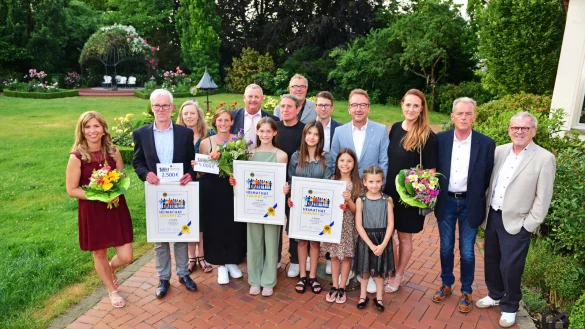 Freude auf allen Seiten: Der Lions Club Detmold hat die Förderpreise an den TV Heidenoldendorf, die "Brücke Lippe" und die Bürgerstiftung Detmold vergeben. - © Nicole Ellerbrake