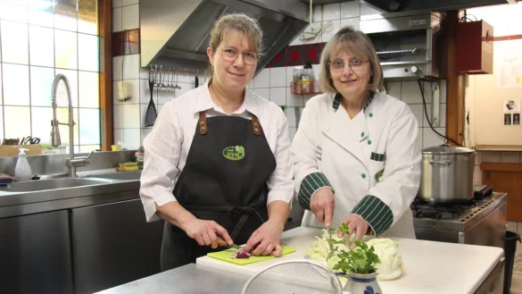Die Lippischen Land-Wirtinnen Annette Reinking (Zur Ortmühle) und Eleonore Hoffmann (Hörster Krug) schnippeln schon fleißig Gemüse. - © Christina Pfrommer