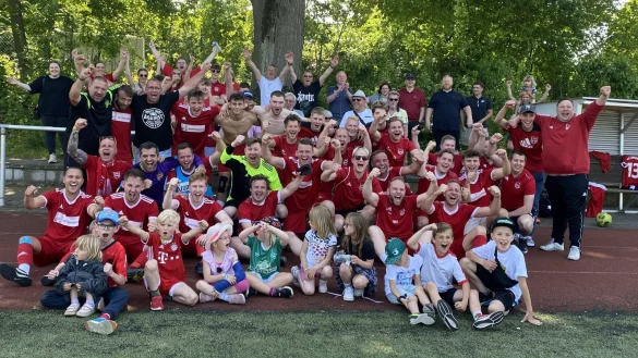 Zusammen mit den Fans feiert der TuS Lipperreihe II den Aufstieg in die Kreisliga A. Am Sonntag standen im Kader: Bruno Ribeiro Moreira, Daniel Wiescholek, Sebastian Rahaus, Marcel Weigmann, Pascal Heers, Rene Müller, Miguel Taverner Y Risse, Sebastian Mathea, Kevin Matzmohr, Ruben Leon Steinkamp, Dennis Grüger, Dennis Petzold, Ahmettuna Özbey, Tim Janek Hohenadel, Yuriy Stasyuk, Mario Habigtsberg, Marcus Krause, Dennis Berger und Sebastian Lange. - © Sebastian Lucas