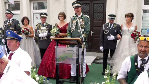 Pr&auml;sident Lutz Brakemeier h&auml;lt seine Er&ouml;ffnungsrede. Ihm zur Seite stehen K&ouml;nig Gerhard Lahmann und K&ouml;nigin Ines Wahle, flankiert vom Thronpaar Carsten Wahle und Helga Lahrmann sowie dem Adjutantenpaar Stefan und Jutta Rogall. - &copy; Rudi Rudolph