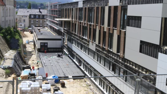 Das neue Gebäudeteil C ist stolze 125 Meter lang. Es beherbergt das Logistikzentrum, Operationssäle, die Ambulanz und, in den oberen Etagen, Patientenzimmer. - © Martin Hostert