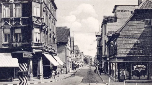 Nach 1950: Beim Blick vom Hornschen Tor in Richtung Rathaus fallen das Eckgebäude "Hoher Priester" (links) und die Straßenbahnschienen auf. Das Aufnahmedatum dieses Bildes ist unbekannt. - © Stadtarchiv Detmold