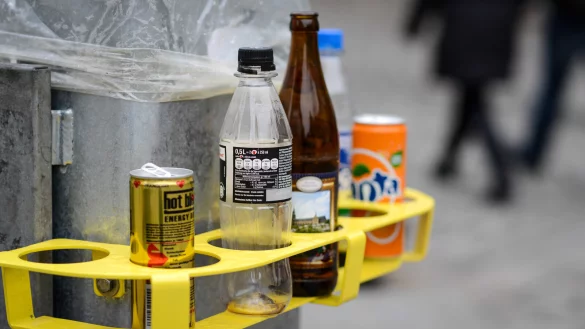 Im Sinne eines besseren Abfallmanagements haben die Freien W&auml;hler und Aufbruch C beantragt, dass an M&uuml;lleimern in Detmold Pfandringe angebracht werden, in denen die B&uuml;rger ihre leeren Getr&auml;nkedosen- und Flaschen abstellen k&ouml;nnen. - &copy; David Ebener/dpa