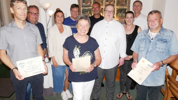 Preisverleihung im Leeser Krug mit Gewinnern und Sponsoren. Mit Guido Pankoke (3. Preis), Dietmar Prange, Maren Staczan (Stadtwerke), J&uuml;rgen Prohoffnik (6. Preis), Hannelore Scholz (1. Preis), Toni Cucchiara (Handelshof Kanne), Anja Limberg und Sabrina Spie&szlig; (Wirteverein), Christoph Vieregge (Sparkasse) und Bernd Potthast (2. Preis) (von links). - &copy; Thomas Kr&uuml;gler