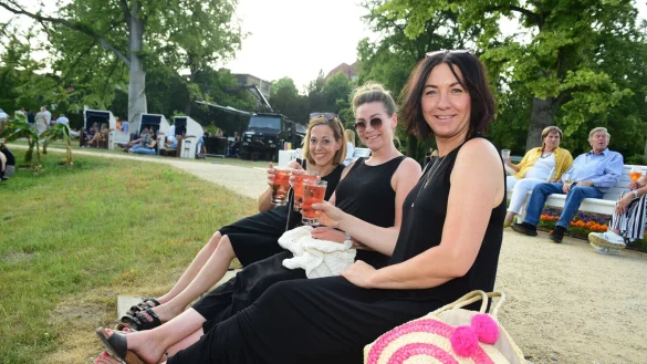 Lassen es sich gut gehen: Samantha von der Heide-Kamo (von links), Anne Graulich und Stefanie Korn. - &copy; Nicole Ellerbrake