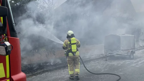 Hecke in Flammen: Dichte Rauchschwaden vernebelten das Wohngebiet in Pivitsheide. - &copy; FW Detmold