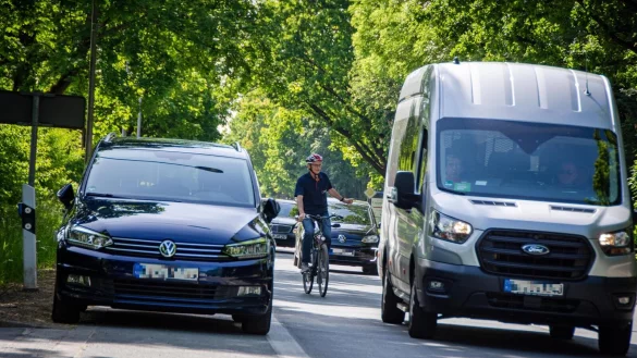 Leo Lüke vom ADFC Lippe zeigt, wie gefährlich die Friedrich-Ebert-Straße für Radfahrer ist. Wegen parkender Autos auf dem Mehrzweckstreifen muss er immer wieder in den fließenden Autoverkehr ausscheren. - © Raphael Bartling