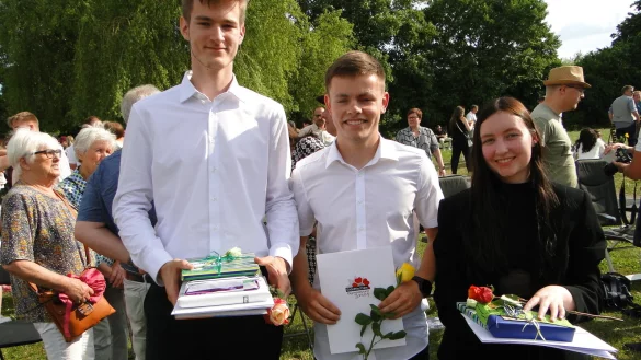 "Abi heute - Captain Morgan" lautet das Abi-Motto der Barntruper Abiturientia 2023. Sie werden - wenn der Schulerfolg den Lebenserfolg vorhersagt - Kapit&auml;ne der Zukunft (von links): Ernest Kalnins (Durchschnittstraumnote 1,0), Robin Burmester (1,3) und Christin Lindner (1,2). (Foto: Hajo G&auml;rtner) - &copy; Hajo G&auml;rtner