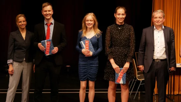 Auszeichnung f&uuml;r Traumnote. Die stellvertretende B&uuml;rgermeisterin Dr. Stella Junger-Schwemmer (links) und Schulleiter Dr. Peter Pahmeyer (rechts) gratulieren den Abiturienten Gerrit Sander, Mirja Pila Eidmann und Fiona Seyer (von links). - &copy; Thomas Kr&uuml;gler