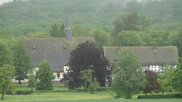 Blick auf das Ensemble: die Klosterkirche Falkenhagen. Sieben Kilometer weiter liegt Polle, also Niedersachsen. - &copy; Axel B&uuml;rger