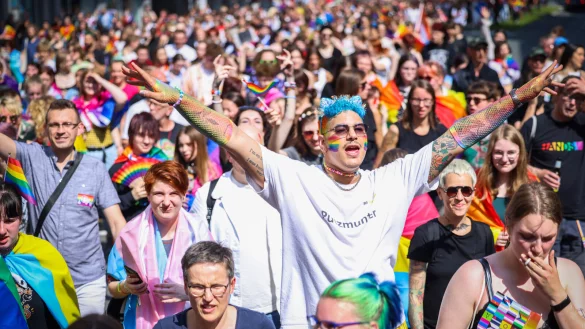 Schriller Demonstrationszug: Tausende werden am Samstag durch die Innenstadt ziehen und Spa&szlig; inne Backen haben. Trotz aller Ausgelassenheit ist der CSD ein politisches Statement. - &copy; Sarah Jonek
