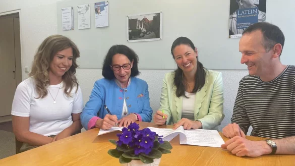 Partnerschaft besiegelt: Natali Sudermann, Astrid Illers, Alexandra Nolte und Karsten Bleumer (von links) freuen sich auf die weitere Zusammenarbeit zwischen der B&uuml;rgerstiftung Detmold und dem Leopoldinum im Rahmen des Projekts &bdquo;Balu und Du&ldquo;. - &copy; B&uuml;rgerstiftung Detmold