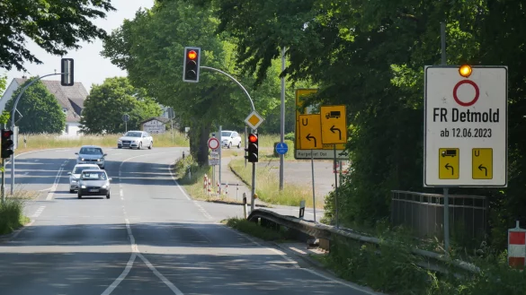 Wer vom Badehaus kommt, kann die gro&szlig;e mit Blinklich versehene Hinweistafel eigentlich nicht &uuml;bersehen. Die Umleitung f&uuml;r den Verkehr in Richtung Detmold f&uuml;hrt &uuml;ber die B1. Zus&auml;tzlich gibt es den Hinweis: "Stra&szlig;e in 700 Metern gesperrt. Keine Wendem&ouml;glichkeit f&uuml;r LKW." - &copy; Jost Wolf