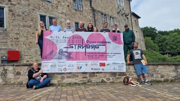 Das Planungs- und Helferteam von Burgbeben Sternberg: : Maurice Schr&ouml;er (D&ouml;rentruper Jugendarbeit), Johanna Ancutko (Lippische Landeskirche), Jochen Brunsiek (Kulturstellwerk Nordlippe), Frank Jendreck (Lippische Kulturagentur), Sebastian Fritzemeier (Jukulex), Jonas Gr&ouml;ger (ehrenamtlicher Helfer), Helen Graf (Landesverband Lippe), Phillip Kraschewski (ehrenamtlicher Helfer), Tim Offel (Jugend unter Dampf), Kevin Br&uuml;ning (Jugend unter Dampf) und Sebastian Haneke (Klangheimlich Kollektiv). - &copy; D&ouml;rentruper Jugendarbeit