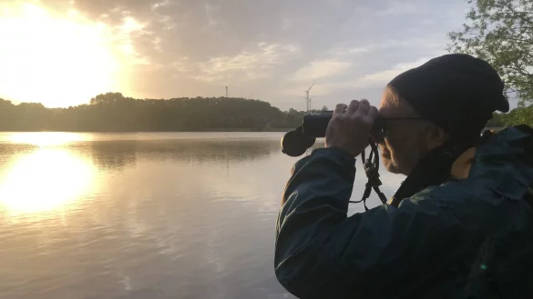 Matthias F&uuml;ller bei der Arbeit &ndash; der Tag f&uuml;r den Ornithologen beginnt fr&uuml;h. Foto: Martin Hostert - &copy; Martin Hostert