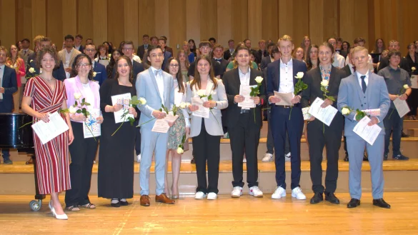 Die zehn besten Abiturienten werden gesondert geehrt: (von links) Mercedes Penner, Dilara Kazel, Akasya Civcan, Jamie Keil, Vivien Juliette Schmalz, Pauline Sophie Stassen, Marcel Neufeld, Johannes Micheely, Frederik Bulk und Elmar Hirsch. ?Foto: RBG - &copy; RBG