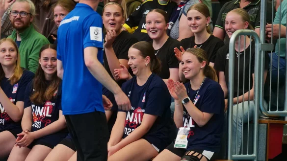 Mit einem Kreuzbandriss auf der Trib&uuml;ne: Linksau&szlig;en Tessa Budelmann (vorne, rechts) schaut ihren Teamkameradinnen zu und spendet voller Zufriedenheit Applaus. - &copy; J&ouml;rg Hagemann