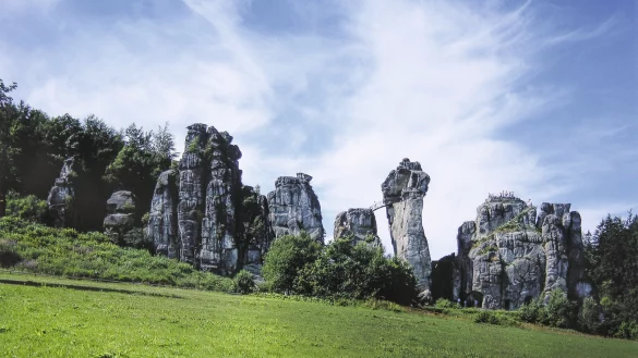 Die Externsteine sind am 12. Juni eindrucksvolle Kulisse f&uuml;r das WDR-Funkhausorchester. - &copy; LVL
