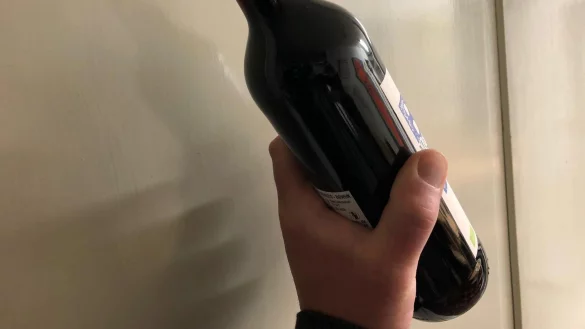 Sogar mit einer Weinflasche warf der Angeklagte nach dem Tankstellen-Mitarbeiter. - &copy; Thomas Reineke