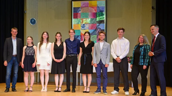 Charlotte Umfermann (von links), Ella Kohlmann, Janne Berkemann, Joris Wijgers, Mathilde Stärk, Lennard Hilbing und Till Morawietz, daneben die Stufenleiter und der stellvertretende Schulleiter, bei der Ehrung für besondere Leistungen. - © Nicole Ellerbrake