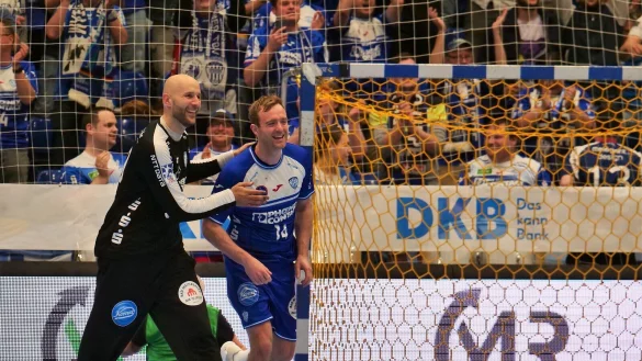 Gut gelaunt zur OP: Urh Kastelic holte Bobby Schagen nach dem Hamm-Spiel als Mits&auml;nger ans Netz. Foto: J&ouml;rg Hagemann - &copy; J&ouml;rg Hagemann