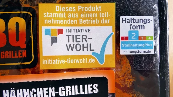 Fleischverpackung: Tierwohllabel mit Hinweis auf die unterschiedlichen Haltungsformen von fleischliefernden Nutztieren. - &copy; picture alliance / JOKER