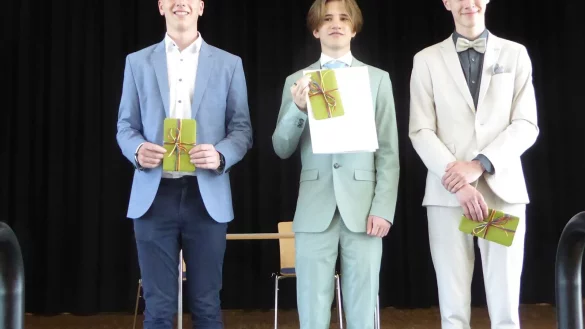 Klassenbeste: Floris Etienne Frede, Enrico Matthew Davila und Phil Melcher (von links). - &copy; Johannes-Gigas-Schule