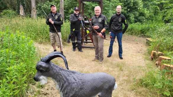Die Teutoburger Bogensch&uuml;tzen Norbert Thierjung (von links), Thomas Radojivic, Friedrich Riesenberg und Markus Pollmann m&uuml;ssen die Ziege noch an einer anderen Station platzieren. Von dem Hochsitz im Hintergrund k&ouml;nnen die Turniersportler auf einen Fuchs oder eine Gans anlegen. - &copy; Astrid Sewing