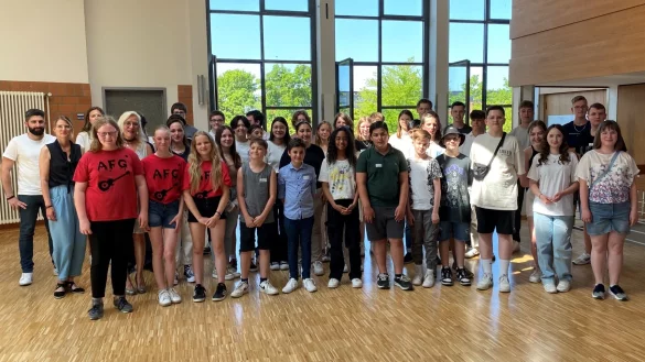 Damit alle sieben Gruppen und zw&ouml;lf Einzelpreistr&auml;ger:innen aus Bad Salzuflen gemeinsam auf einem Foto zu sehen sind, versammeln sie sich im Vorfeld der Preisverleihung in der Realschule Aspe. Urkunden und das Preisgeld gab es im Anschluss. - &copy; Stiftung Ohne Flei&szlig; kein Preis