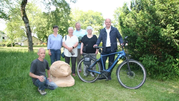Raphael-Johannes Strauch (von links), Birgit H&uuml;bner, Sigrid Ryndycz, Klimaschutzmanager Henning Schwarze, Gisela Kl&ouml;pping und Marcus P&uuml;ster weihen die erste Erlebnisstation ein. - &copy; Cordula Gr&ouml;ne