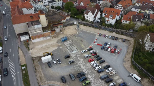 Auf dem Areal am Hornschen Tor plant die Stadt, im mittleren Bereich selbst eine Tiefgarage zu bauen. Auf dem Abschnitt in Richtung Lange Straße (oben) wird derzeit entkernt und abgerissen. Hierfür gab es bereits einen Interessenten, doch der hat zurückgezogen. - © Nicole Ellerbrake