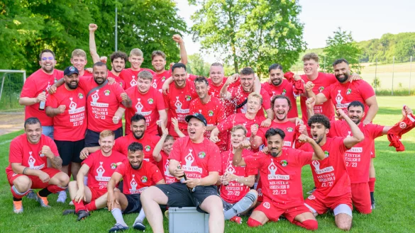 Der SV Wüsten feiert den Aufstieg in die Kreisliga A Lemgo. - © Egon Penner