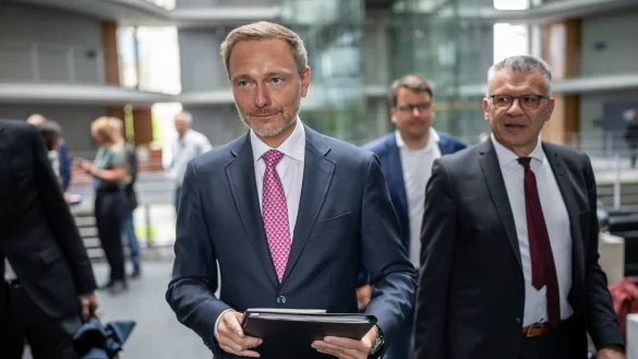 Bundesfinanzminister Christian Lindner (FDP) kommt neben Werner Gatzer, Staatssekretär im Finanzministerium auf dem Weg in die Sitzung des Haushaltsausschuss des Bundestags. - © Michael Kappeler/dpa