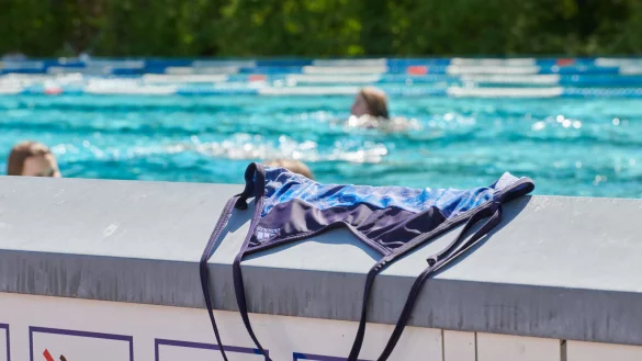 Kein Tabu mehr: Mit nackten Br&uuml;sten im Schwimmbad. In den Freib&auml;dern in Herford ist das seit dieser Saison m&ouml;glich &ndash; nun wird auch das H2O in der Nachbarstadt nachziehen. - &copy; Annette Riedl/dpa