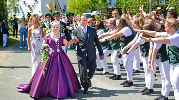 Das K&ouml;nigspaar Margret und Johannes Meise lassen sich feiern. Foto: Nicole Ellerbrake - &copy; Nicole Ellerbrake