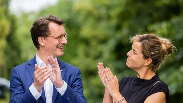 Hendrik W&uuml;st (CDU), Ministerpr&auml;sident von Nordrhein-Westfalen, und Mona Neubaur (B&uuml;ndnis 90/DieGr&uuml;nen), Wirtschaftsministerin, stehen im Garten des Malkastens. Vor einem Jahr haben CDU und GR&Uuml;NE im Malkasten in D&uuml;sseldorf den "Zukunftsvertrag" f&uuml;r Nordrhein-Westfalen unterzeichnet. - &copy; Rolf Vennenbernd