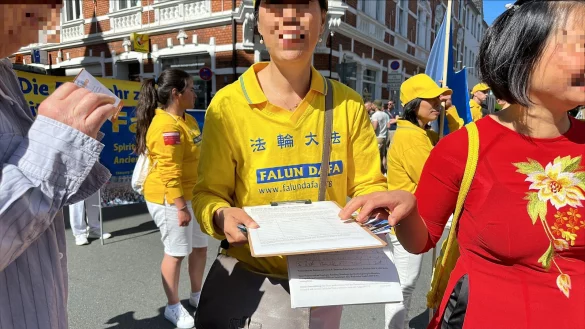 Erst kam die Frau mit den Souvenirs am B&auml;ndchen - dann die Kollegin mit der Unterschriftenliste. - &copy; Stefan Becker