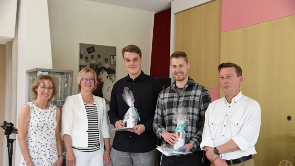 Stahlende Gesichter bei der Verabschiedung am FFB: Bildungsleiterin Monika M&uuml;ller, Schulleiterin Brigitte Hoop, die Bestpr&uuml;flinge Kai Wiebesiek und Thorsten B&uuml;ker sowie Klassenlehrer Markus Heymann (von links). - &copy; Felix-Fechenbach-Berufskolleg