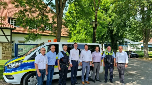 Mit der Stadt Lage und der Gemeinde Schlangen haben sich zwei weitere Partner dem KOD Detmold-Lippe angeschlossen. Vor dem Fahrzeug haben sich Frank Rayczik (Stadt Lage), Heinz-Dieter Kr&uuml;ger (B&uuml;rgermeister Horn-Bad Meinberg), Christian Wachowski (KOD), Matthias Kalkreuter (B&uuml;rgermeister Lage), Detmolds B&uuml;rgermeister Frank Hilker, Peer Reese (Stadt Detmold), Lothar Behling (KOD) und Marcus P&uuml;ster (B&uuml;rgermeister Schlangen) zusammengefunden. - &copy; Stadt Detmold